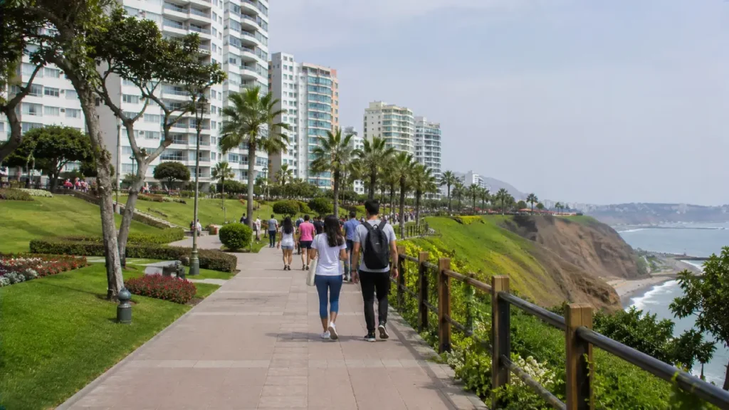 ¿Vale la pena hacer un Free Walking Tour por Miraflores? Descúbrelo aquÃ